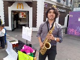 Saxofonista pide firmas para evitar que inspectores lo retiren del Centro de la ciudad Saxofonista pide firmas para evitar que inspectores lo retiren del Centro de la ciudad