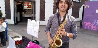 Saxofonista pide firmas para evitar que inspectores lo retiren del Centro de la ciudad