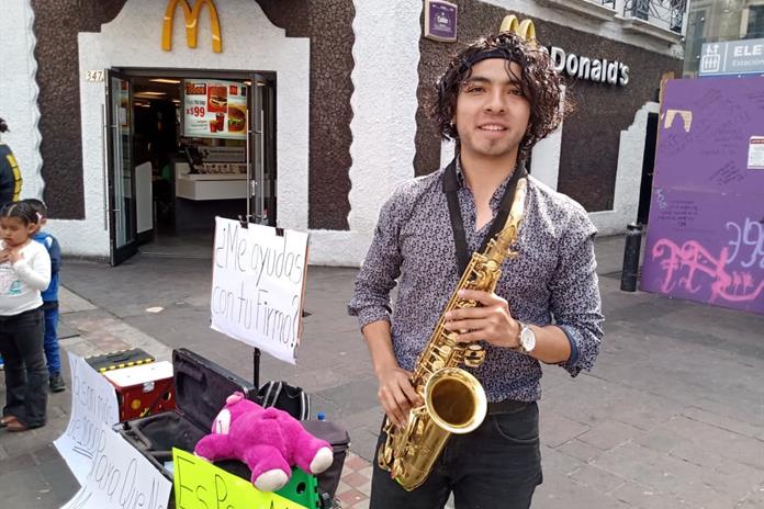 Saxofonista pide firmas para evitar que inspectores lo retiren del Centro de la ciudad