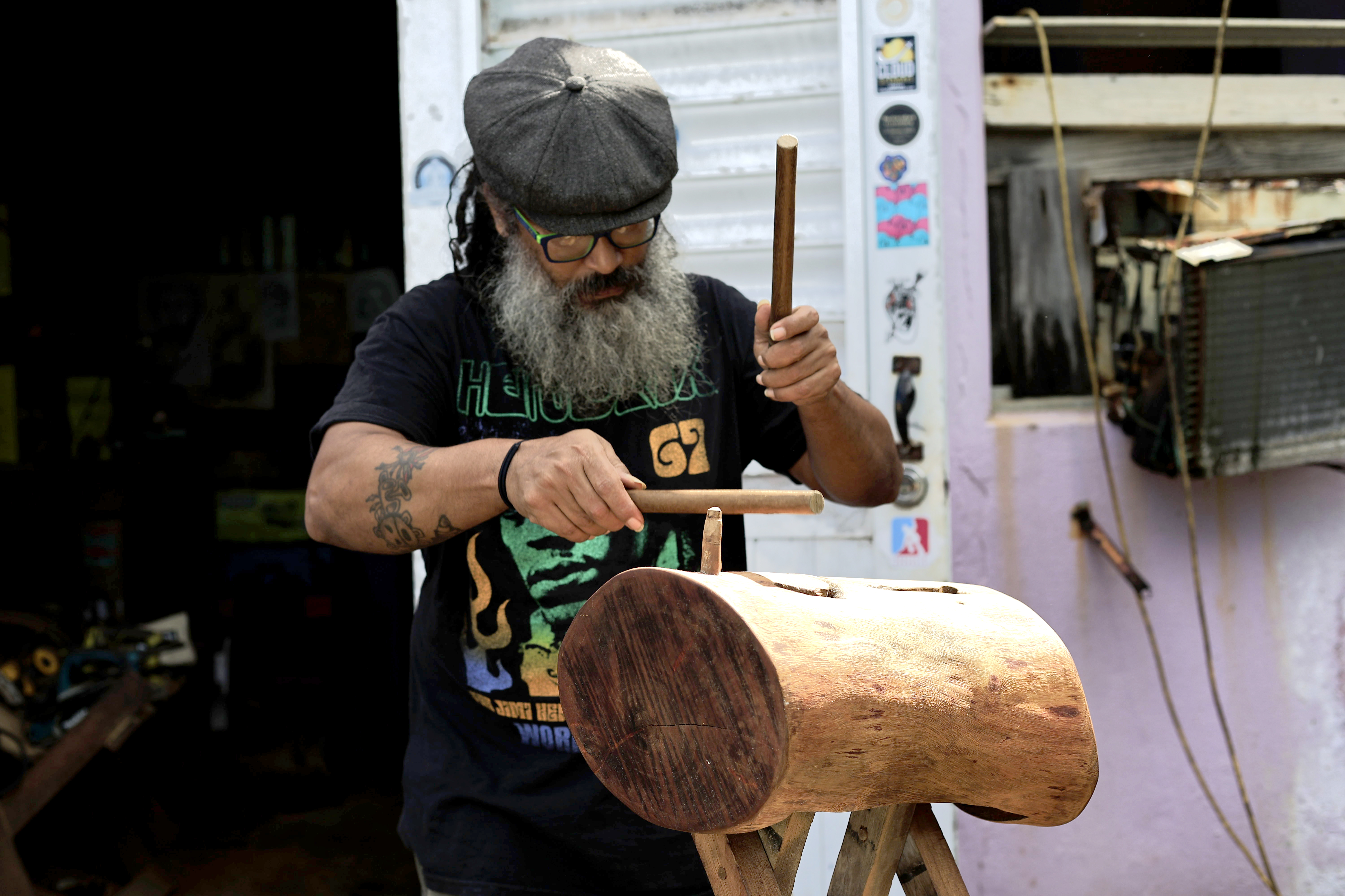 Los artesanos preservan la percusión tradicional de Puerto Rico que hace sonar Bad Bunny