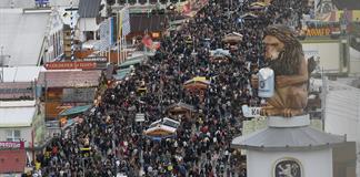 Debate en la Oktoberfest alemana: ¿cobrar entrada o cerveza más cara?