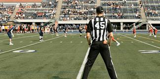 Arbitrar en el Super Bowl y volver a la oficina: la atípica vida de los réferis de la NFL