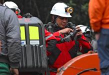 Bomberos y brigadistas trabajan en rescate de mineros atrapados en Colombia
