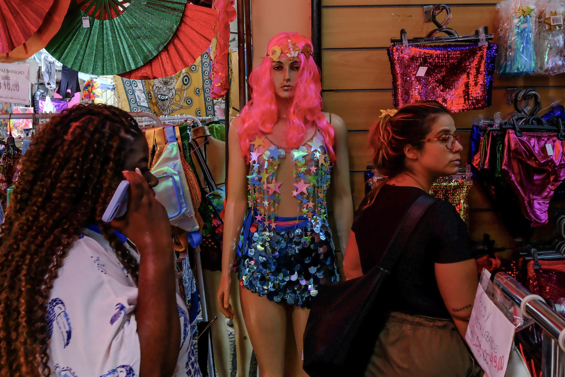 Brillos y lentejuelas inundan el comercio de Río de Janeiro una semana antes del Carnaval