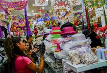 Brillos y lentejuelas inundan el comercio de R&iacute;o de Janeiro una semana antes del Carnaval