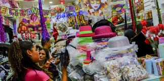 Brillos y lentejuelas inundan el comercio de R&iacute;o de Janeiro una semana antes del Carnaval