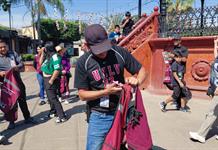 Trabajadores turísticos de Tequila rompen chalecos; el alcalde les cobraba 250 pesos por ellos