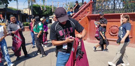 Trabajadores turísticos de Tequila rompen chalecos; el alcalde les cobraba 250 pesos por ellos