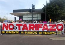 Cientos se manifiestan en Casa Jalisco contra la Tarjeta Única