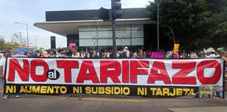 Cientos se manifiestan en Casa Jalisco contra la Tarjeta &Uacute;nica