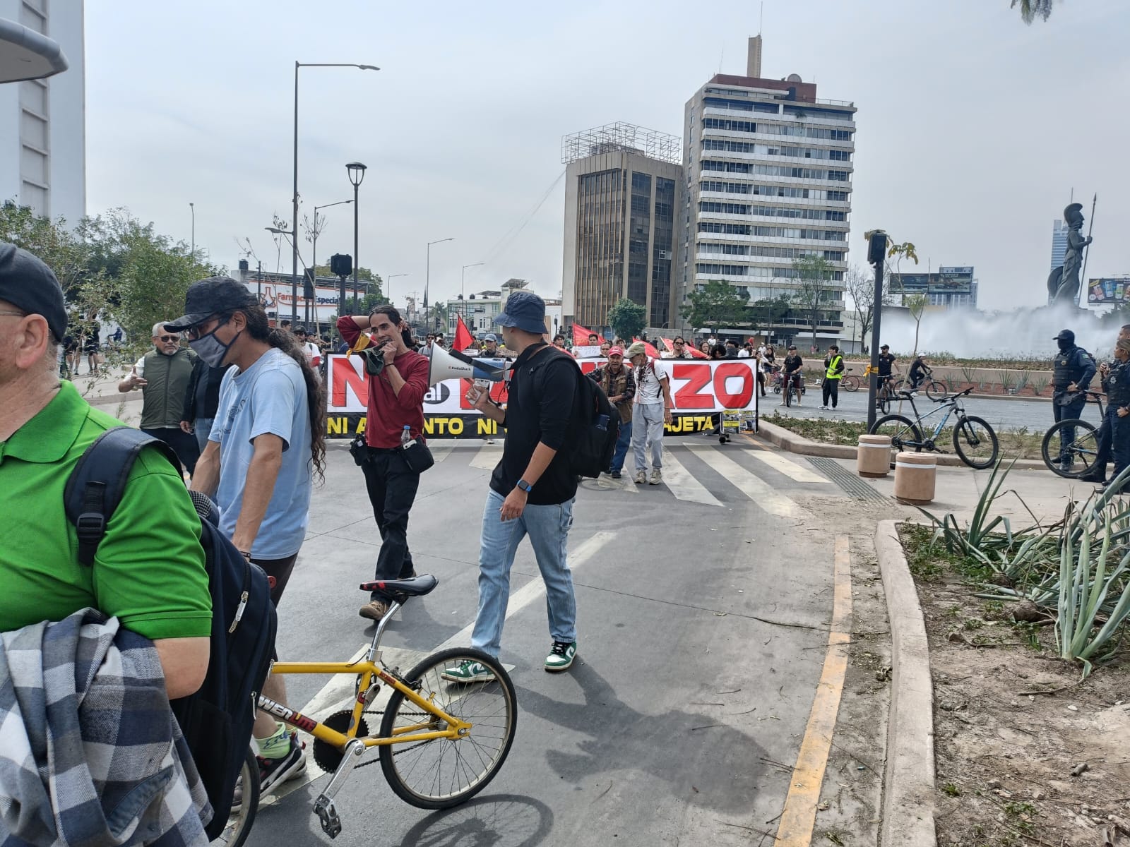 Cientos se manifiestan en Casa Jalisco contra la Tarjeta Única