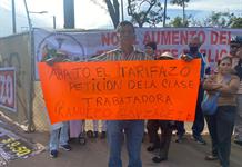 Manifestantes presentan alternativa de transporte eléctrico y tarifa baja