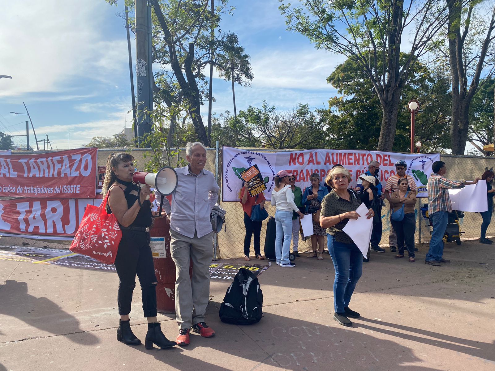 Manifestantes presentan alternativa de transporte eléctrico y tarifa baja