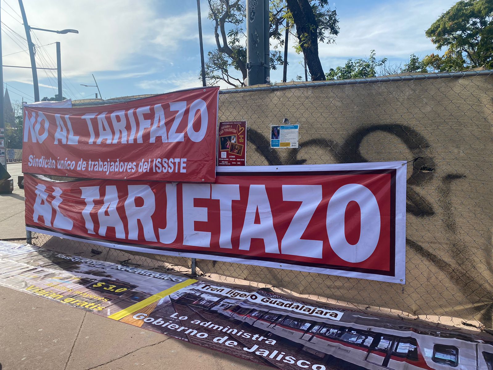 Manifestantes presentan alternativa de transporte eléctrico y tarifa baja