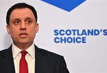 El primer ministro brit&aacute;nico descarta dimitir pese al esc&aacute;ndalo derivado del caso Epstein