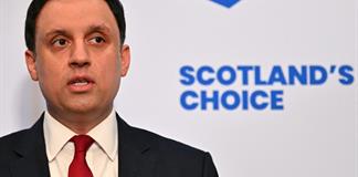 El primer ministro brit&aacute;nico descarta dimitir pese al esc&aacute;ndalo derivado del caso Epstein