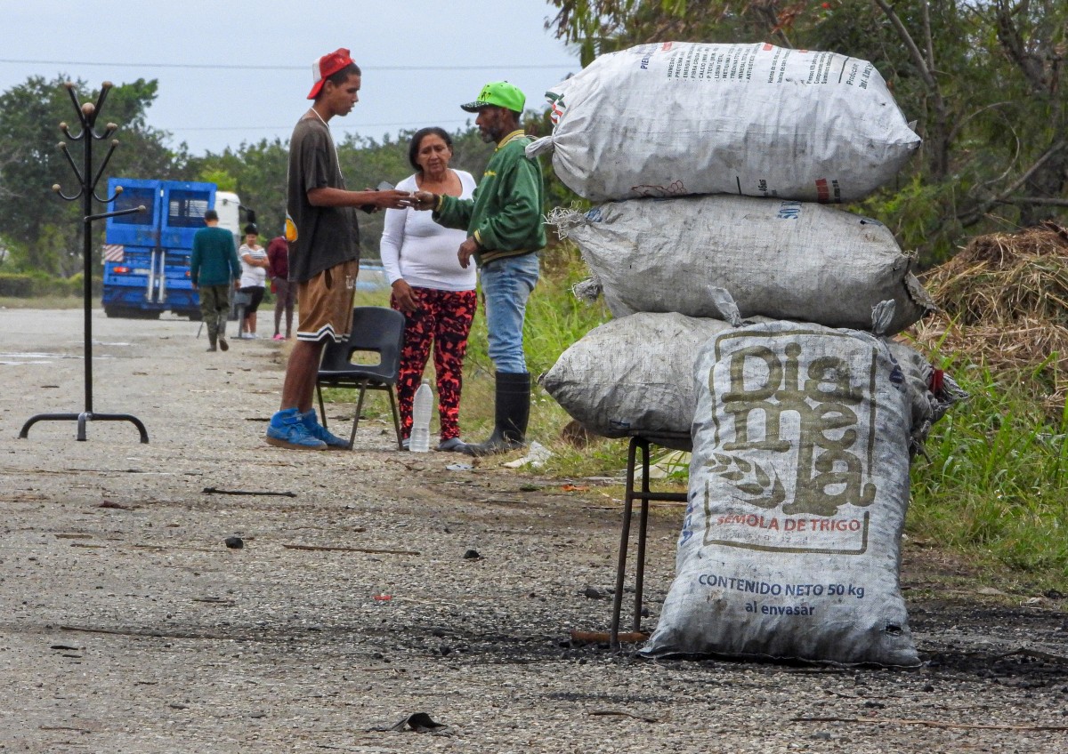 En Cuba, carbón y paneles solares para sobrellevar la crisis energética