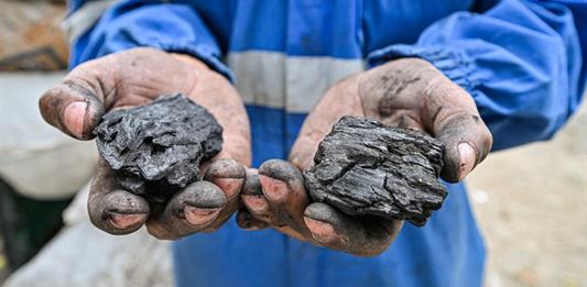 En Cuba, carbón y paneles solares para sobrellevar la crisis energética