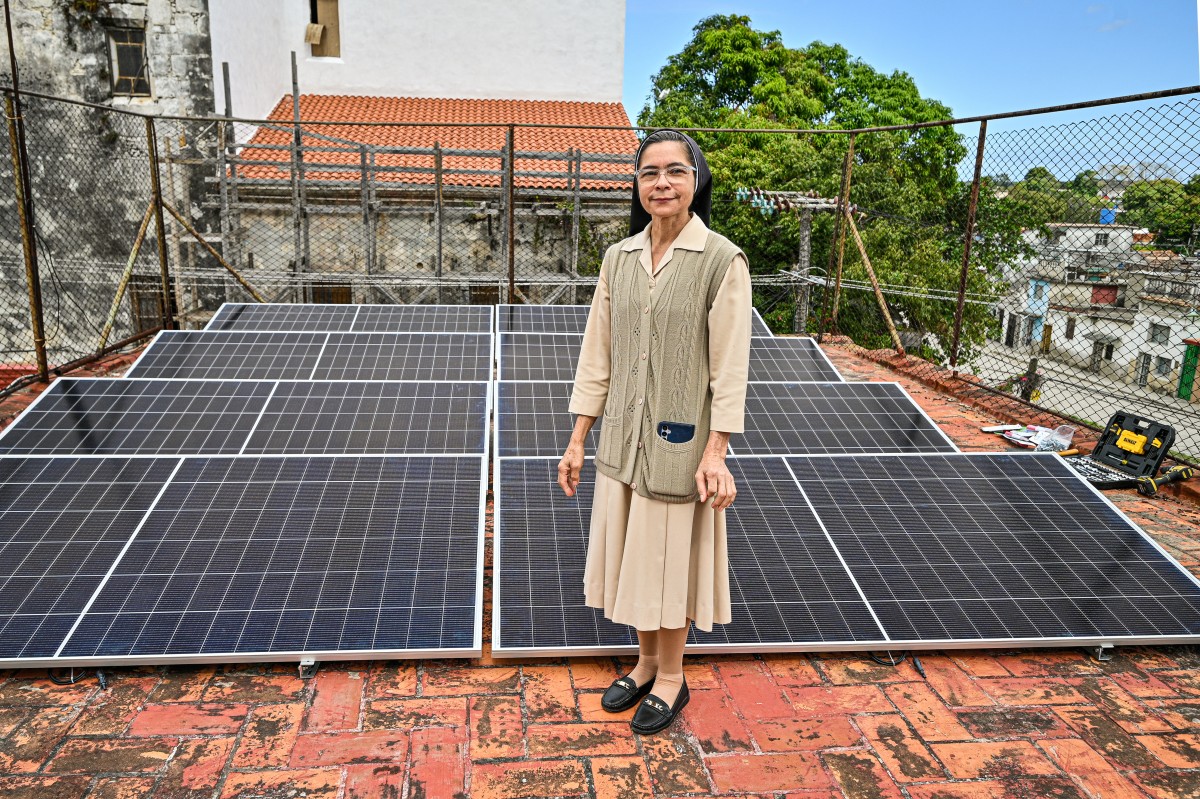 En Cuba, carbón y paneles solares para sobrellevar la crisis energética