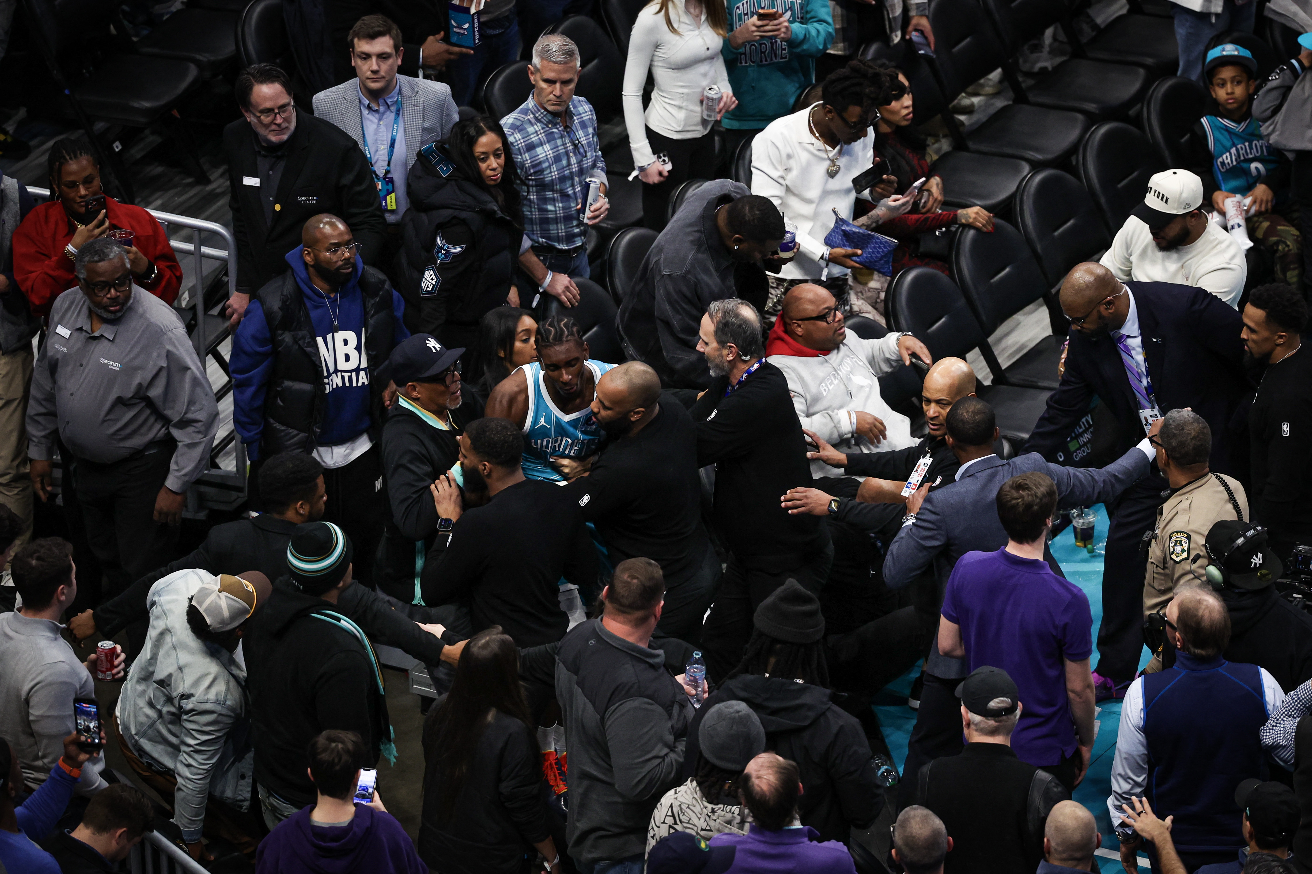 La NBA sanciona a cuatro jugadores por la pelea entre Pistons y Hornets