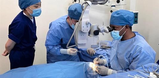 OMS pide mejorar acceso a cirugía de cataratas