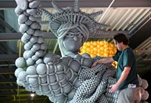 Exposición con globos invita a viajar por el mundo