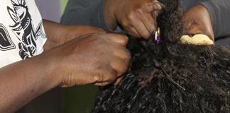 Investigadores piden regulaci&oacute;n por riesgos de qu&iacute;micos en extensiones de pelo