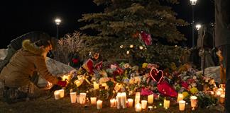 Las escuelas deber&iacute;an ser seguras: pueblo canadiense llora a v&iacute;ctimas de tiroteo