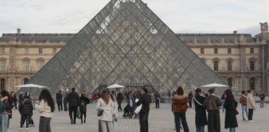 Una redada en el Louvre destapa un fraude de entradas y guías turísticas a gran escala