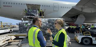 EEUU acelera el fin de sanciones petroleras contra Venezuela y env&iacute;a ayuda m&eacute;dica