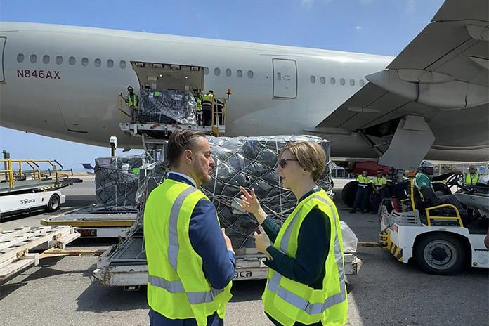 EEUU acelera el fin de sanciones petroleras contra Venezuela y envía ayuda médica EEUU acelera el fin de sanciones petroleras contra Venezuela y envía ayuda médica