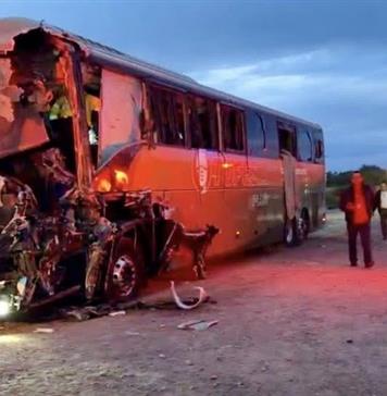 Cinco muertos y 25 heridos al chocar un autobús y un tractocamión en Sonora Cinco muertos y 25 heridos al chocar un autobús y un tractocamión en Sonora