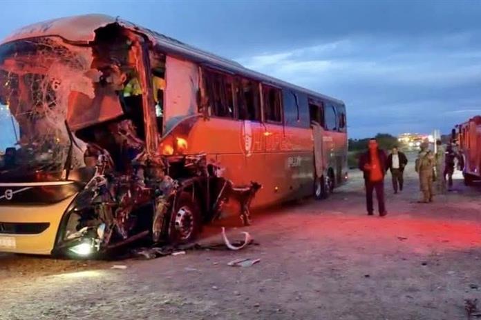 Cinco muertos y 25 heridos al chocar un autobús y un tractocamión en Sonora Cinco muertos y 25 heridos al chocar un autobús y un tractocamión en Sonora