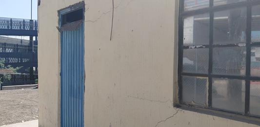 Vecinos de Los Robles se quejan por grietas en sus casas debido a obras de la Línea 4