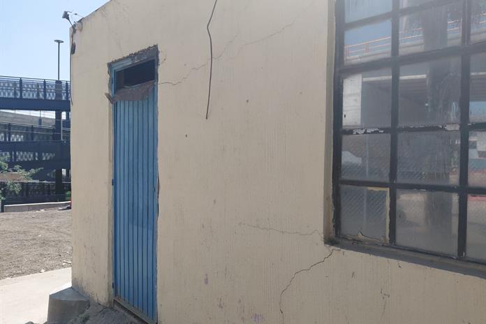 Vecinos de Los Robles se quejan por grietas en sus casas debido a obras de la Línea 4 Vecinos de Los Robles se quejan por grietas en sus casas debido a obras de la Línea 4