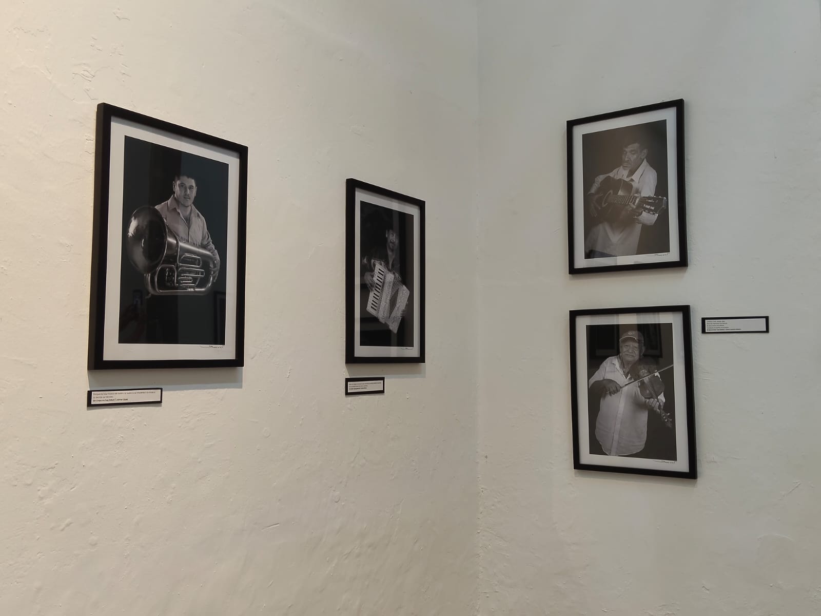 Presentan el libro de retratos “Músicos de a pie” y exponen sus fotografías en el Edificio Arróniz Presentan el libro de retratos “Músicos de a pie” y exponen sus fotografías en el Edificio Arróniz