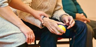 Cuatro de cada cinco cuidadoras en Jalisco son mujeres