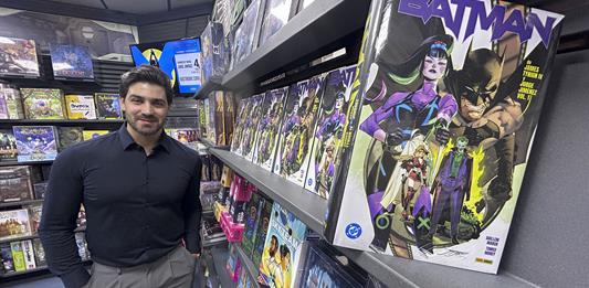 Batman atrae porque es frágil, un tío con armadura, dice su dibujante actual
