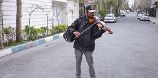 Un músico callejero en las desiertas calles de Teherán Un músico callejero en las desiertas calles de Teherán