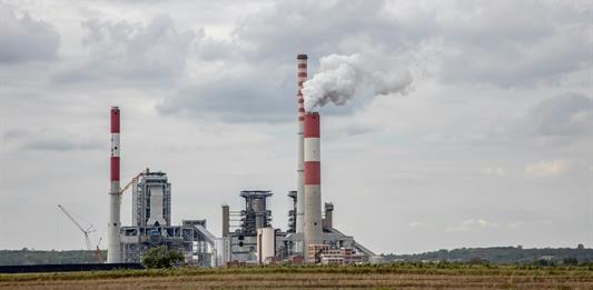 El mundo construyó más centrales de carbón en 2025, pero consumió menos