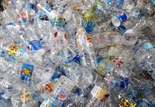 Descubren los obstáculos que dificultan el reciclaje completo de las botellas de plástico
