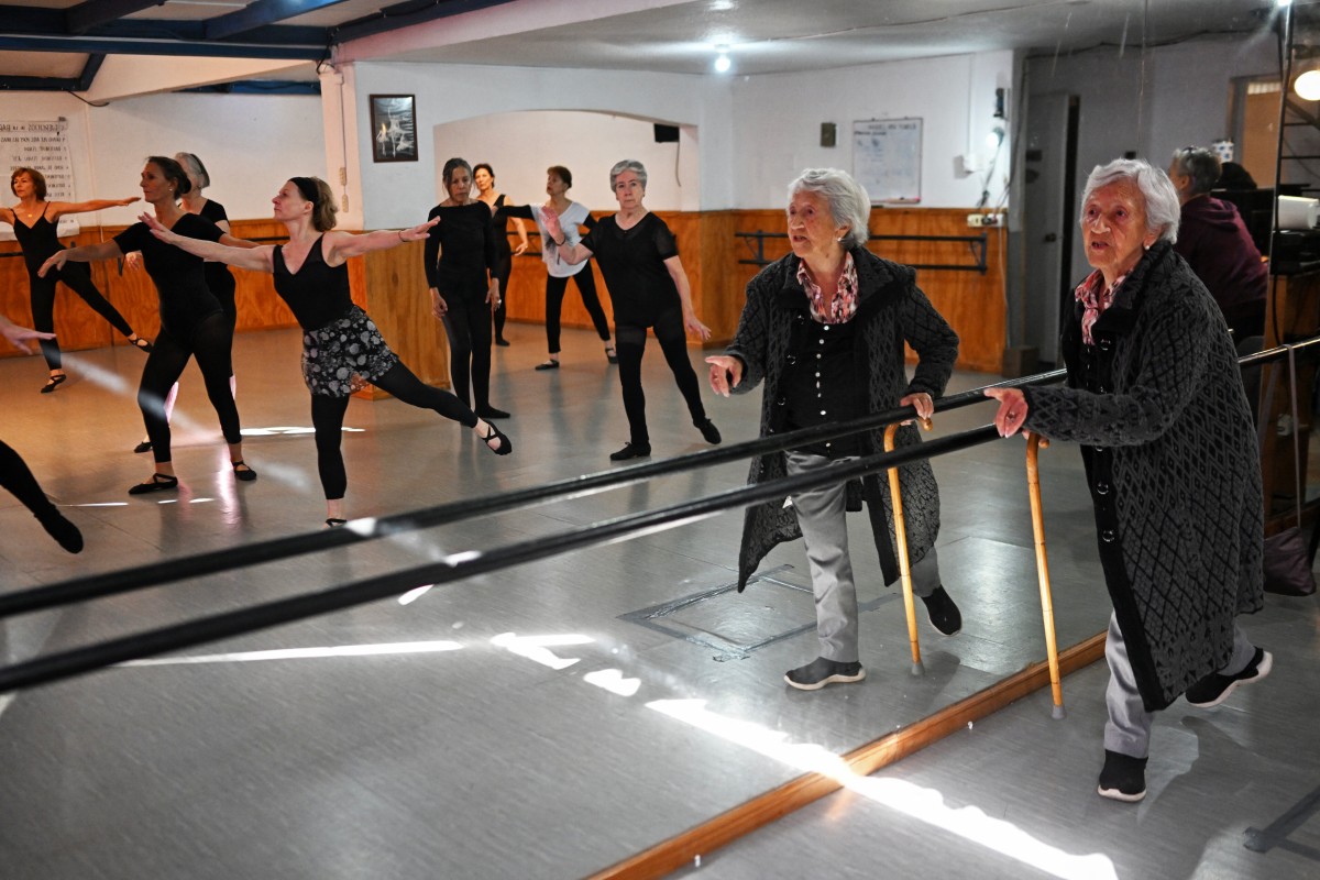 Una chilena desafía sus 100 años con la cadencia del ballet Una chilena desafía sus 100 años con la cadencia del ballet