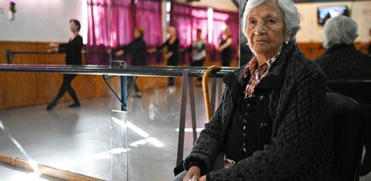 Una chilena desafía sus 100 años con la cadencia del ballet