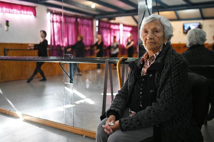 Una chilena desafía sus 100 años con la cadencia del ballet Una chilena desafía sus 100 años con la cadencia del ballet