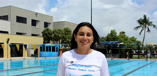 Profesora mexicana en Florida crea clases de natación para niños con autismo