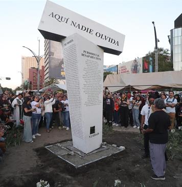 Instalan antimonumento en memoria de periodistas asesinados en México de cara al Mundial Instalan antimonumento en memoria de periodistas asesinados en México de cara al Mundial