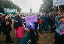 Argentinas salen a las calles contra los feminicidios en el aniversario de Ni una menos Argentinas salen a las calles contra los feminicidios en el aniversario de Ni una menos