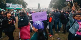 Argentinas salen a las calles contra los feminicidios en el aniversario de Ni una menos