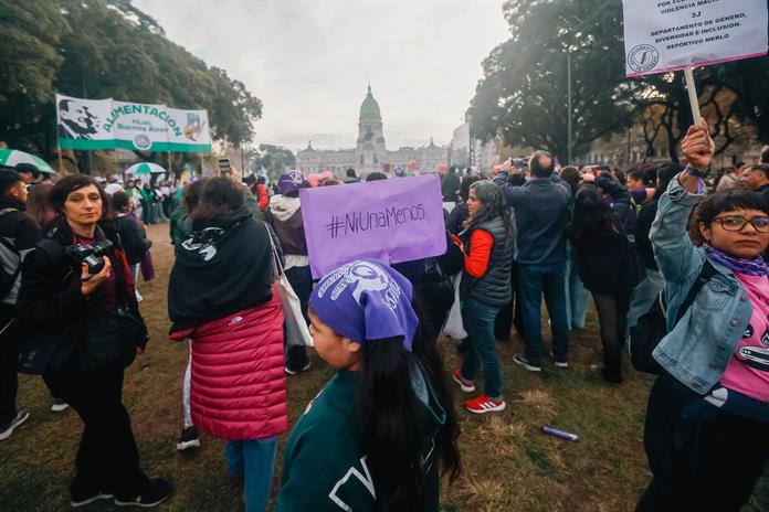 Argentinas salen a las calles contra los feminicidios en el aniversario de Ni una menos Argentinas salen a las calles contra los feminicidios en el aniversario de Ni una menos