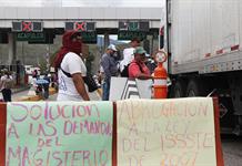 Maestros continúan protestas y toman casetas de peaje en centro y sur de México